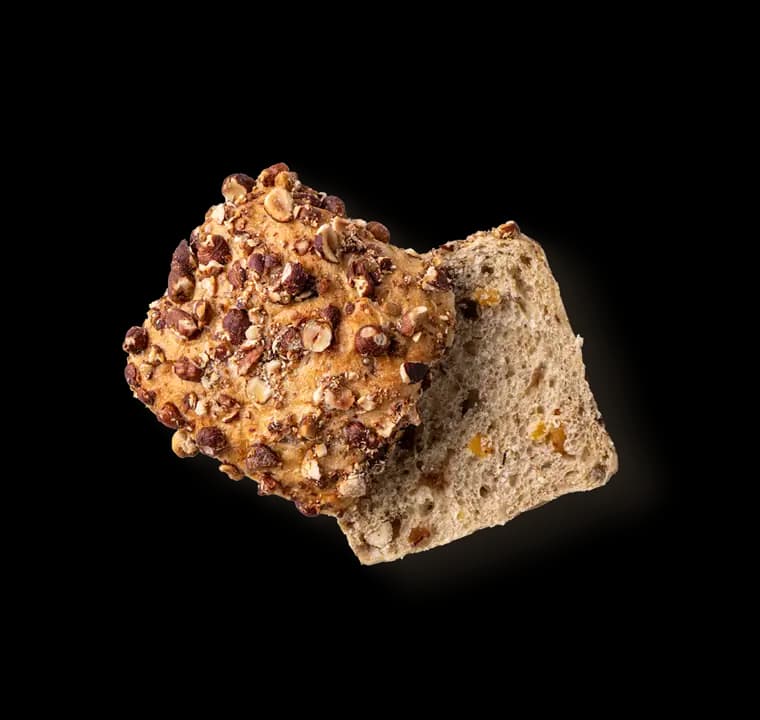 Aufgeschnittenes Brötchen mit Nüssen und Körnern.